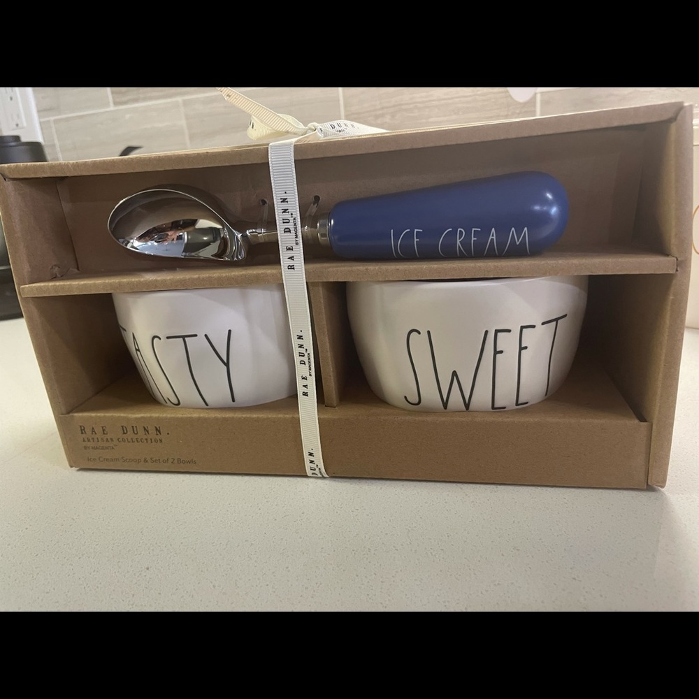 Rae Dunn ice cream set w/ scoop &tasty/sweet bowls